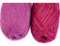 Zwei Wollknäuel: eines einfarbig Magenta, eines meliert in Rosa- und Orangetönen.
