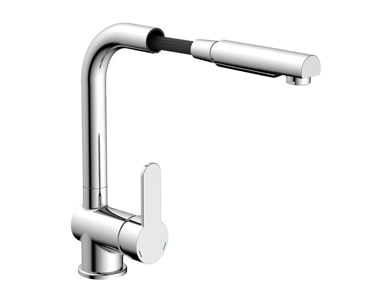 Ein verchromter Küchenhahn mit ausziehbarer Sprühdüse.