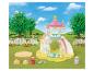 SYLVANIAN FAMILIES Erlebniskindergarten mit Sandkasten, Pool und Figur in einem Garten.