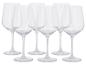 Set aus sechs transparenten Weingläsern auf weißem Hintergrund.