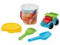 Buntes Sandspielset mit Eimer, LKW, Sieb, Rechen und Schaufel.