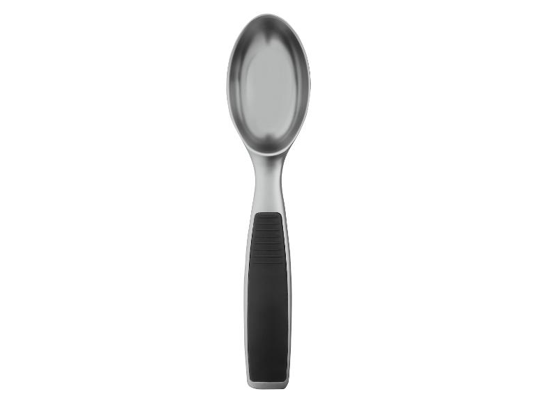 Metallene Eisportionierer mit schwarzem Griff.