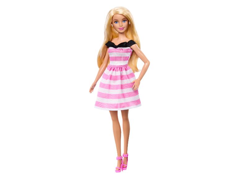 Barbie Puppe in einem rosafarbenen gestreiften Kleid.