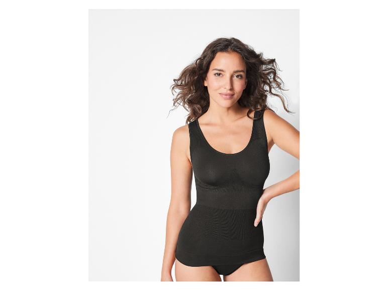 Eine Frau trägt ein schwarzes, nahtloses Tanktop.