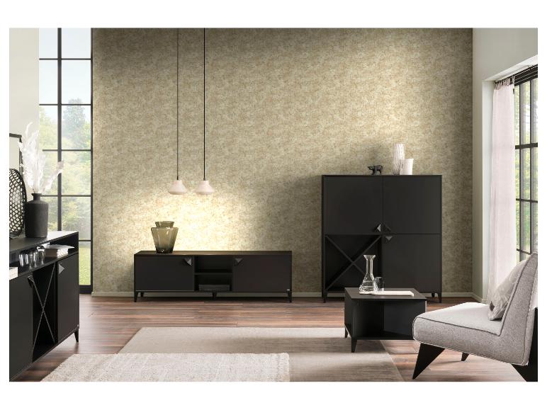 Modernes Wohnzimmer mit schwarzen Möbeln, strukturierter Tapete und großen Fenstern.