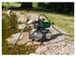Eine Parkside Wasserpumpe mit einem Schlauch in einem Teich.