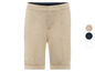 Beige Shorts mit umgeschlagenem Saum.