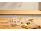 Sechs Gläser mit Wasser, Zitrone und Minze auf einer Holzküchenarbeitsplatte.
