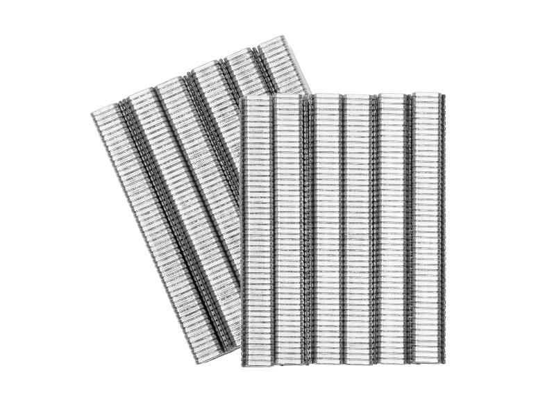 Zwei Streifen silberner Klammern für eine Tacker.