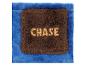 Blaue Plüschdecke mit einer braunen Tasche, auf der der goldene Name „CHASE“ gestickt ist.