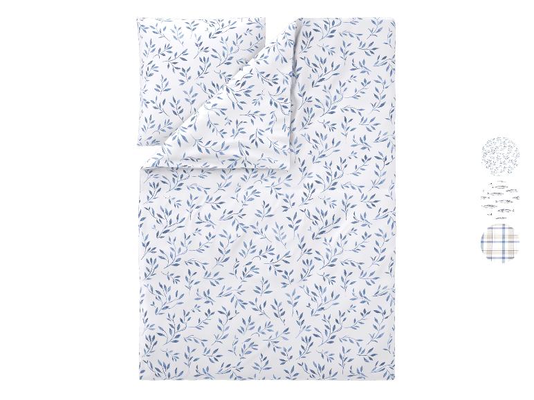 Bettwäsche-Set mit blauem Blättermuster; daneben Fisch- und Karomusterproben.
