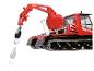 Roter PistenBully 600 Pistenraupe mit Kran und Haken.