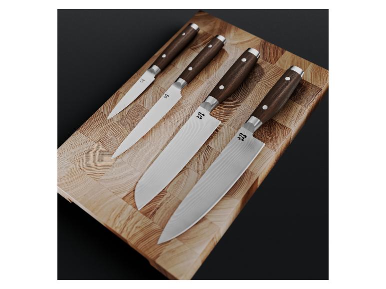 SILVERCREST® Premium Küchenmesser-Set auf einem Holzschneidebrett.