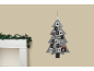 Weihnachtsbaum-Adventskalender mit Taschen und einem Kamin, der mit einer Girlande geschmückt ist.