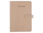Beige Notizbuch aus Kunstleder mit Verschluss.