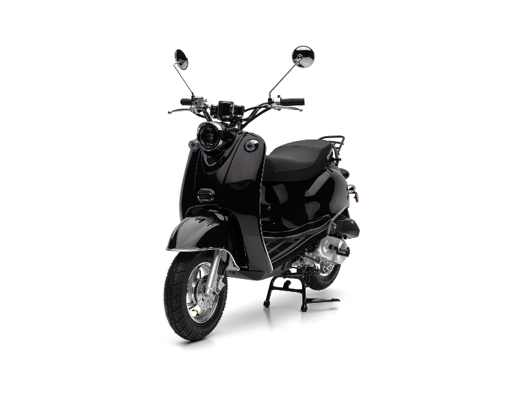 Glänzender schwarzer Roller im Vintage-Stil vor weißem Hintergrund.