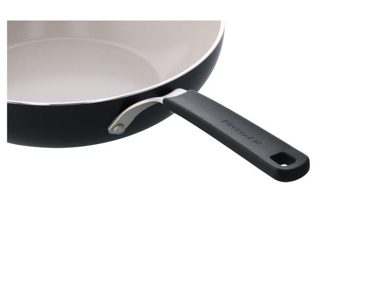 Schwarze KitchenAid Pfanne mit cremefarbenem Innenraum und schwarzem Griff.