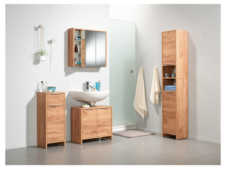 Badmöbel in Holzoptik mit Spiegelschrank, Waschbecken und Hochschrank.