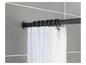 Eine schwarze Duschstange mit weißen Vorhängen.