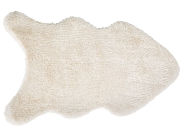 Ein weißer, flauschiger Teppich mit Fell-Optik.