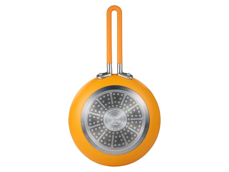 Eine orangefarbene Bratpfanne mit Stahlboden.