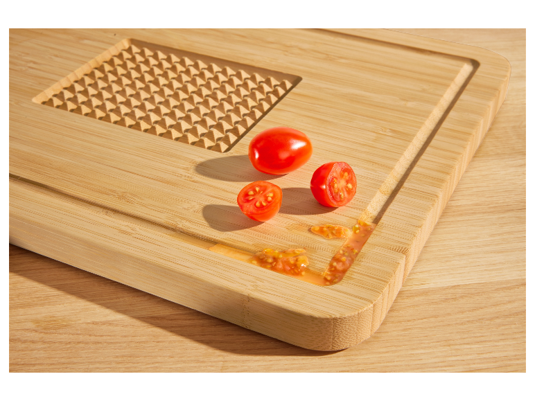 Bambusschneidebrett mit Tomaten.