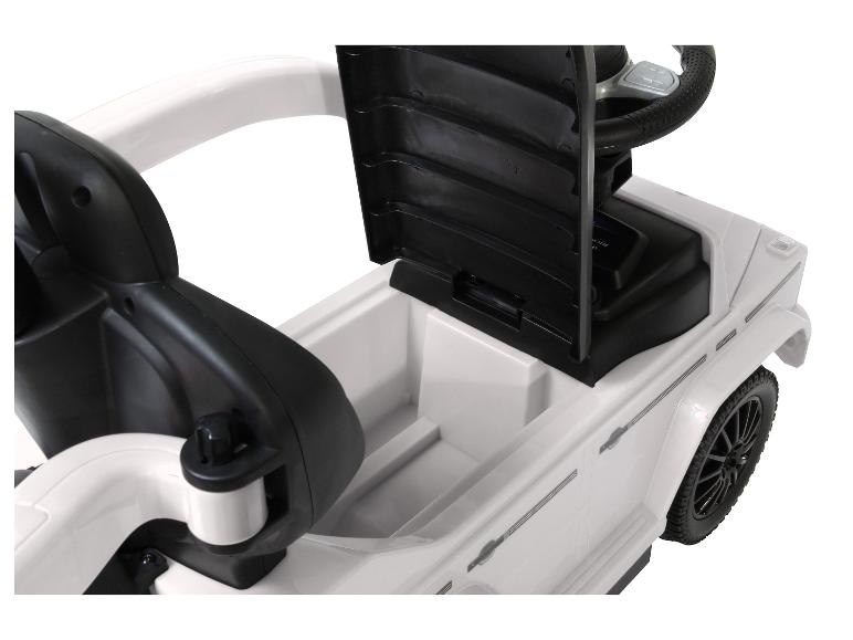 Detail eines weißen Spielzeugautos mit geöffneter Motorhaube.