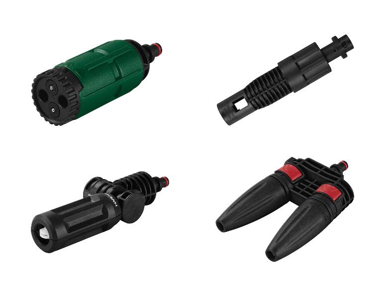 Vier verschiedene Gartenschlauchaufsätze, darunter eine Sprühdüse und ein Verteiler.