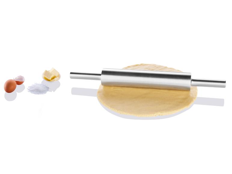 Ein Nudelholz rollt Teig für einen Kuchen oder Kekse aus.