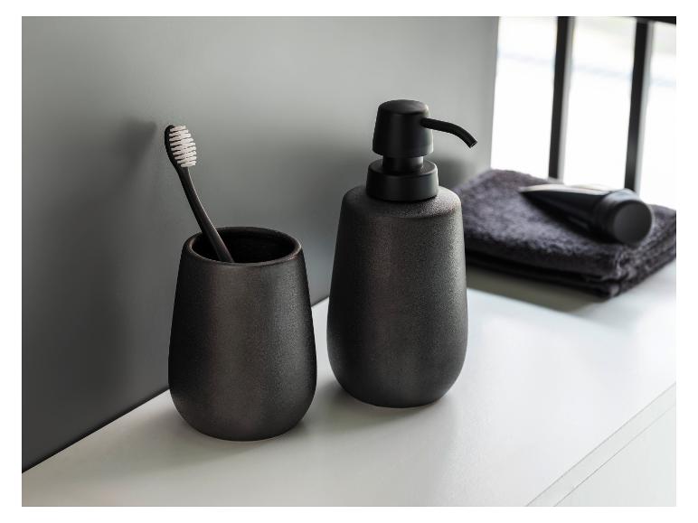 Schwarzer Keramik-Seifenspender und Becher für Zahnbürste.