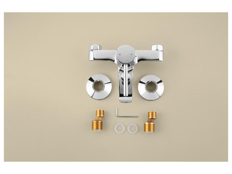Verchromte Duscharmatur mit Zubehör, inklusive Exzenter und Rosetten.