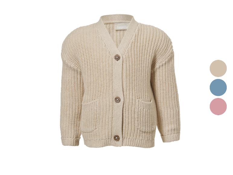Beige Strickjacke mit Knöpfen und Taschen, mit Farboptionen an der Seite.