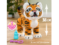 Interaktiver Plüschtiger mit einer Höhe von 38 cm und zwei Zubehörteilen