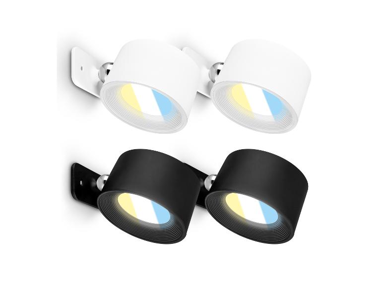 Zwei Paare wandmontierter Strahler, ein weißes und ein schwarzes, mit einstellbarem Licht.