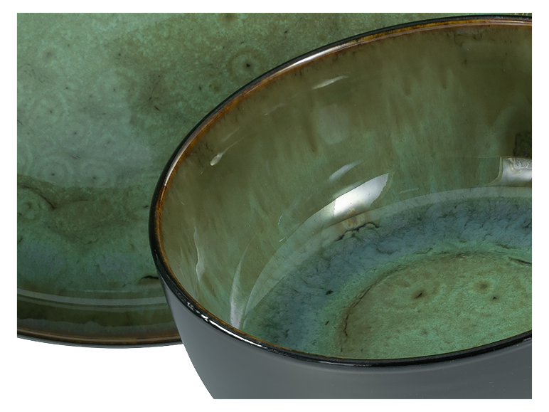 Dunkelgrüne Keramik-Schale und -Teller.