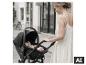 BABYGO Kinderwagen Evolution 3in1 mit schlafendem Baby und einer Frau auf der Straße. [KI-generiertes Bild]
