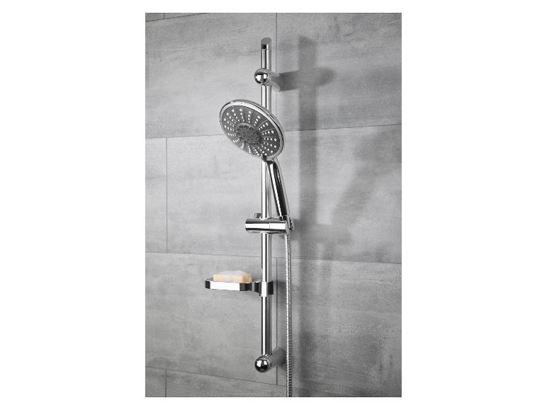 Chromierte Duschgarnitur mit Seifenschale an der Wand.