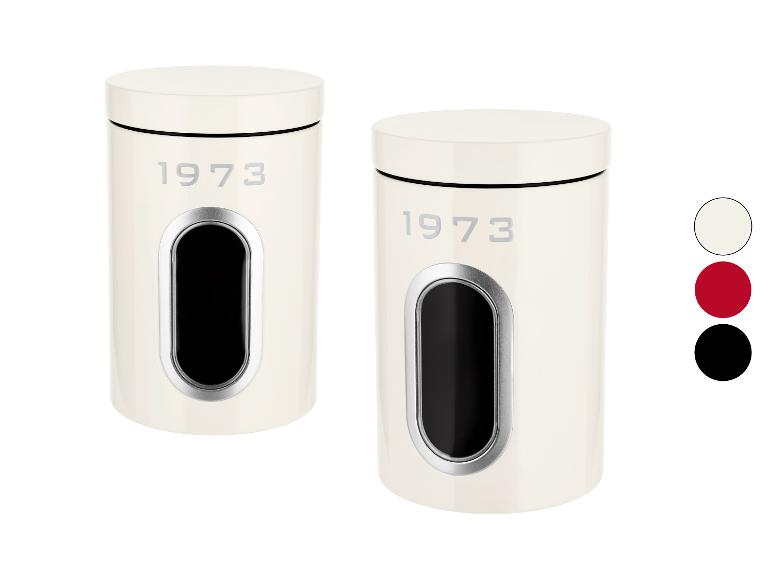 Set aus zwei cremefarbenen Vorratsdosen mit Sichtfenster und „1973“-Aufschrift.