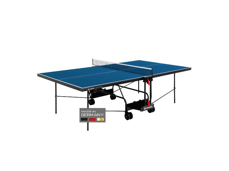 Blauer Tischtennistisch mit Netz und Rollen, mit der Aufschrift „MADE IN GERMANY“.
