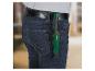 Astsäge mit Scheide am Gürtel einer Jeans befestigt.
