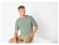 Grünes T-Shirt und beige Cargohose für Herren.