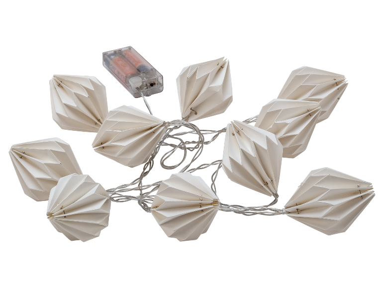 Batteriebetriebene LED-Lichterkette mit weißen rautenförmigen Papierschirmen.