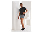 Mann in schwarzem T-Shirt und gestreiften Boxershorts.
