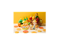 Spielzeug-Vogelfiguren mit Frucht-Accessoires und frischem Obst in einem Korb.