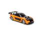 Orange-schwarzes Spielzeugauto mit Spoiler auf weißem Hintergrund.