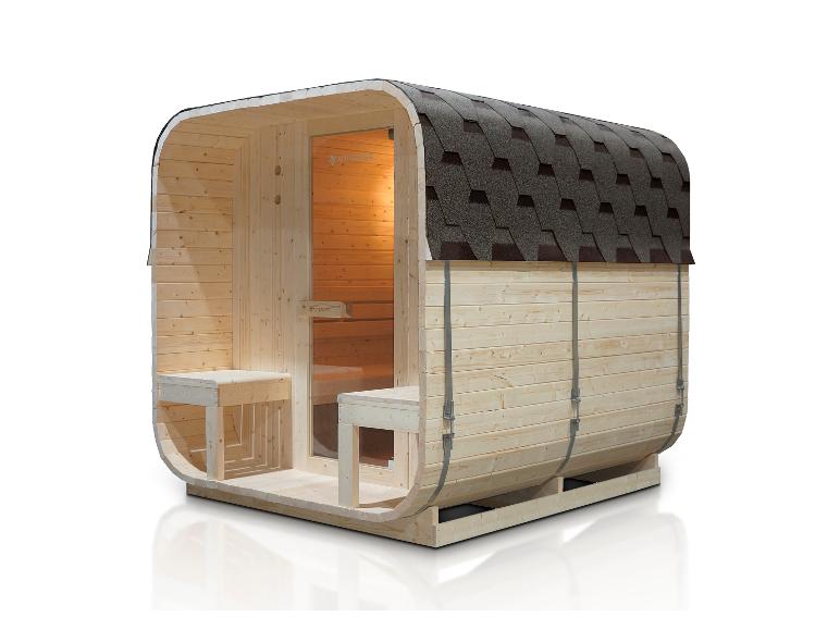 Fassförmige Holzsauna mit dunklem Schindeldach und Innenbänken.