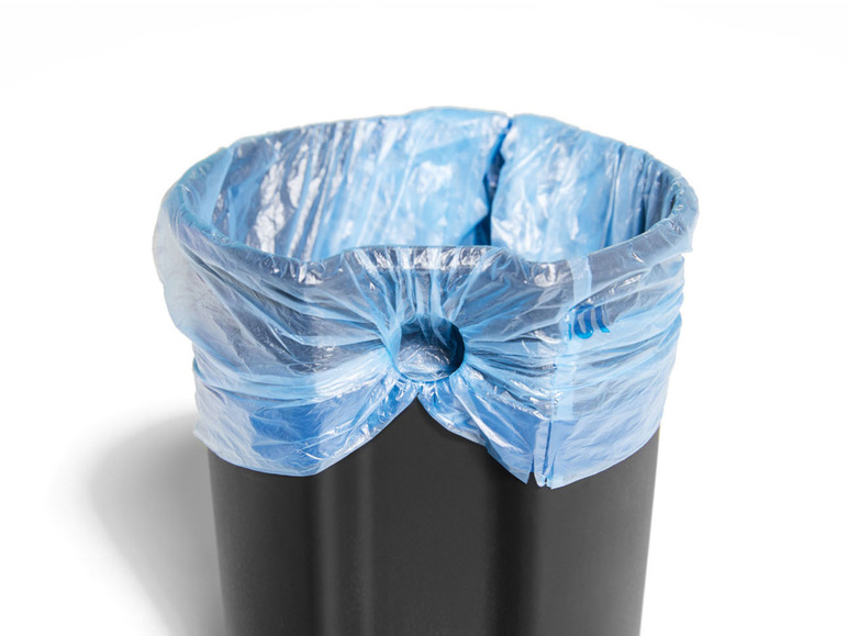 Ein schwarzer Mülleimer mit einem blauen Müllsack.