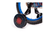 Ein Kinderfahrrad mit blauen Reifen und Spider-Man Stützrädern.