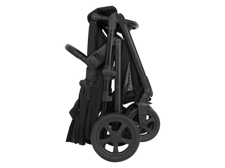 Schwarzer zusammengeklappter Kinderwagen mit großen Rädern, Seitenansicht.
