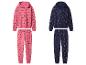Zwei Pyjama-Sets mit Kapuzenpullover und Hose, eines rosa mit Hunden, das andere dunkelblau mit Zuckerstangen.